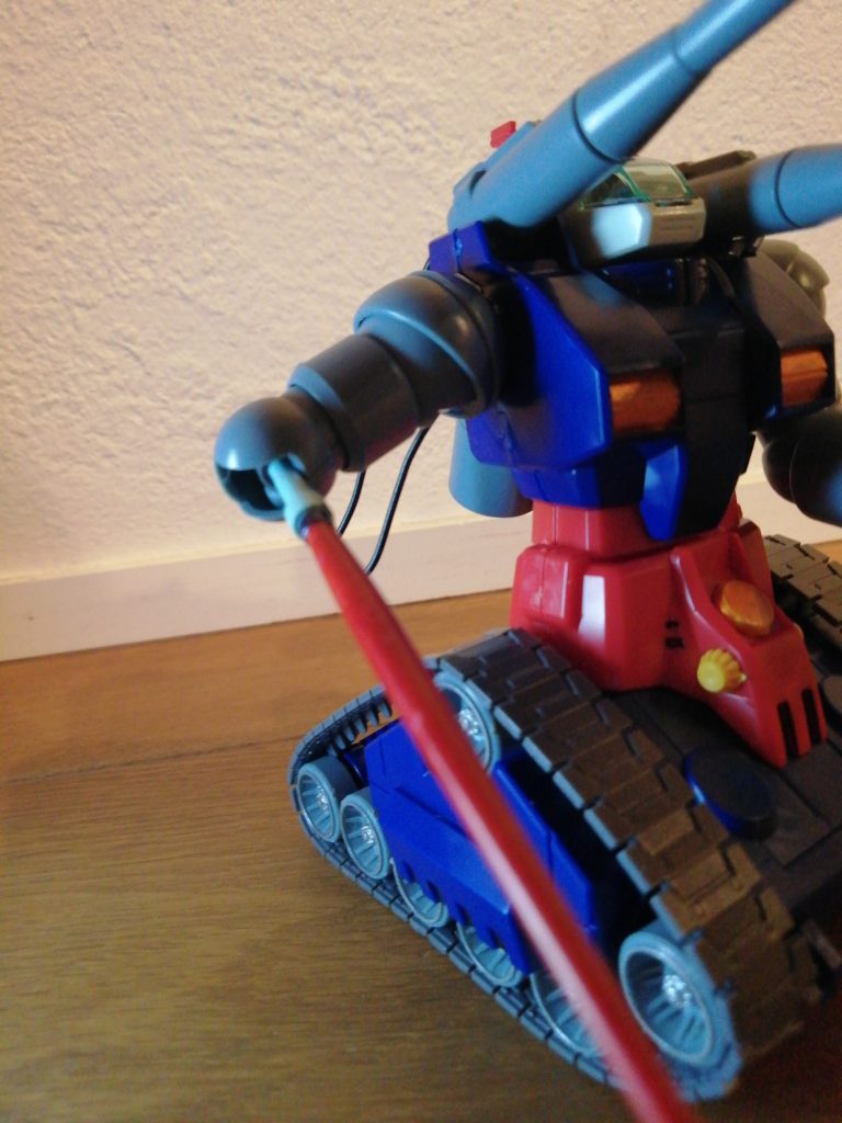 右腕に以前制作したHGUCジムのビームサーベル（塗装）をはめて、よく分からないケーブルをつけました。