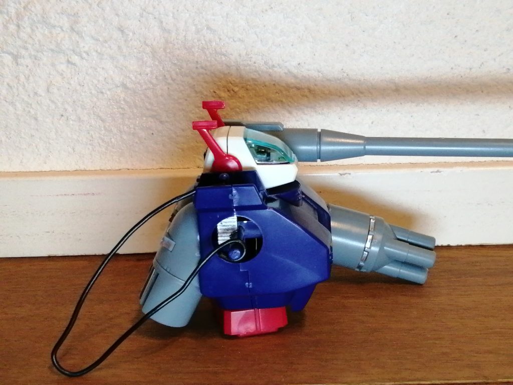 右腕の付け根、キャノンの付け根にケーブルを巻き付けて固定しています。 