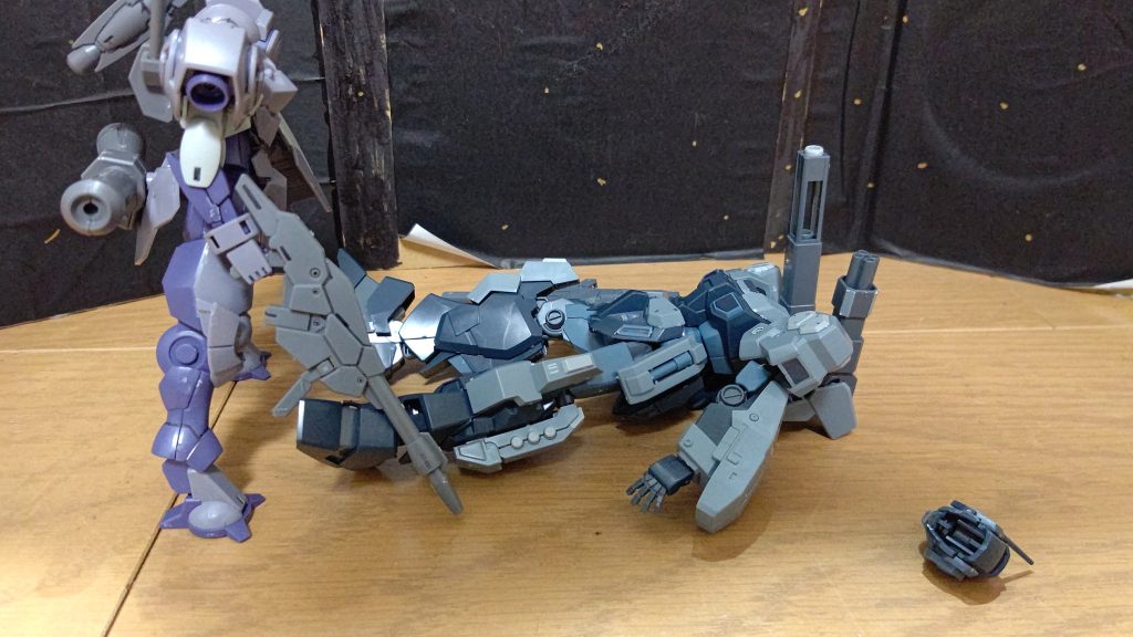 ハインドリー(おい!大丈夫か!…くっ!仇はとる!)エイルリントのシステム(…準備OK…偵察システム起動…)