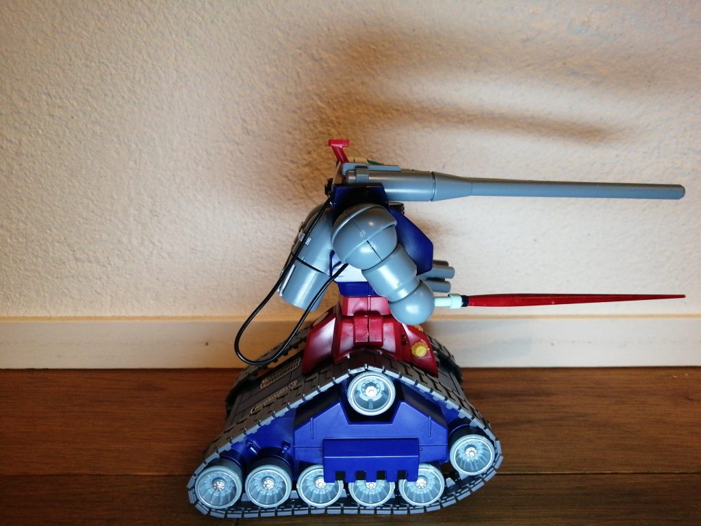 右腕のポリキャップにビームサーベルを付けてケーブルもつけました。これで完成です。