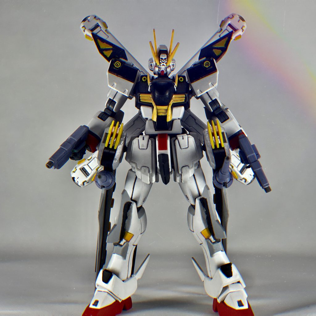 前回の改造に加え、首を延長、ヴェスバーが横に厚いと思いグリップの位置を変更、膝につくパーツは羽の形を前回より残した形に変更、リアアーマーの大型化、フェイス周りはノワールに寄せてみました。