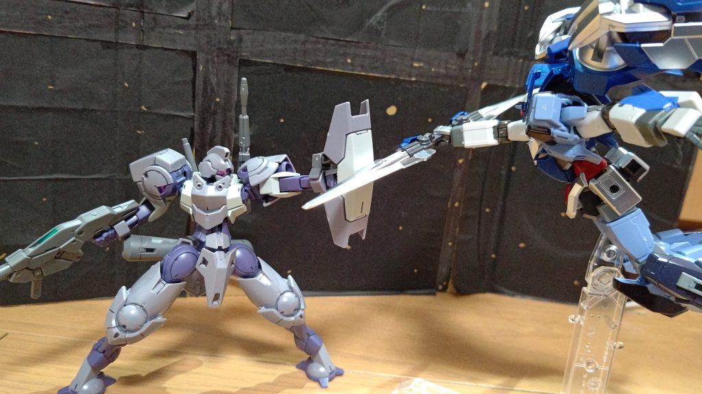 ハインドリーのパイロット(…くっ!なかなかやるな…)エイルリントのパイロット(…次でしとめる…。……トランザム!!) 色は赤になりませんがトランザムしたことで。