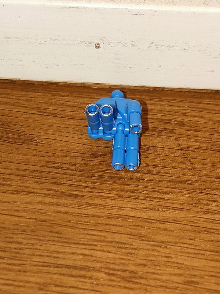 親指は元から薬指と中指の所が分かれて動く様にしました。