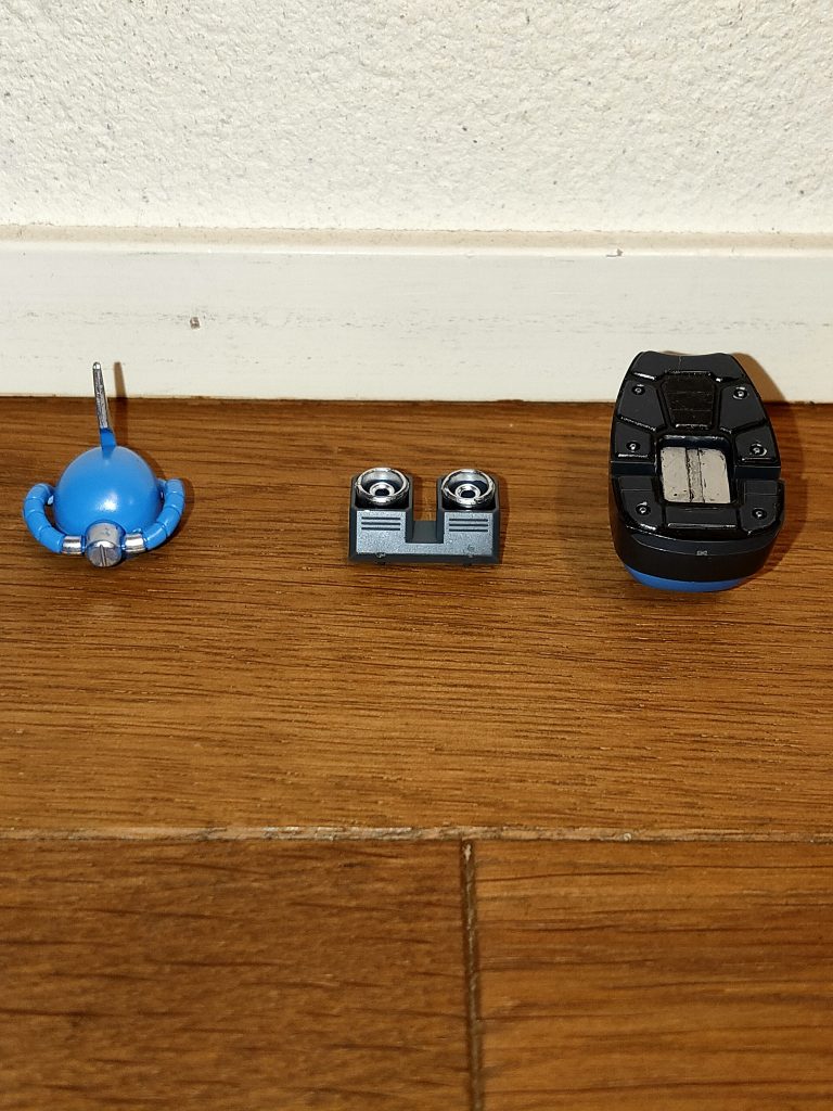 写真の部分を塗装しています。また、コックピットのクリアパーツも裏を黒で塗装しています。