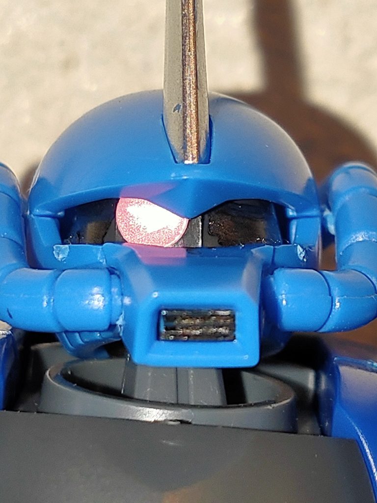 グフはモノアイが可動する所が個人的に好きです。見えにくいですが排気口?も黒で塗装しています。