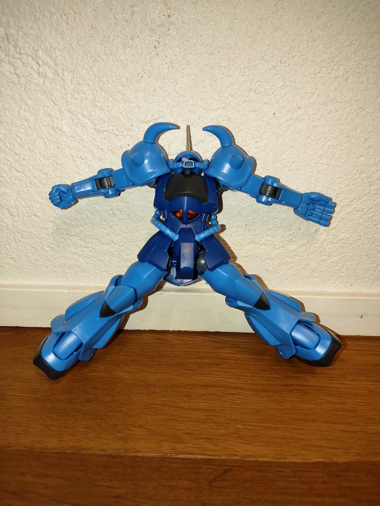 腕は結構上がります。足はサイドアーマーが邪魔してあまり動きません。