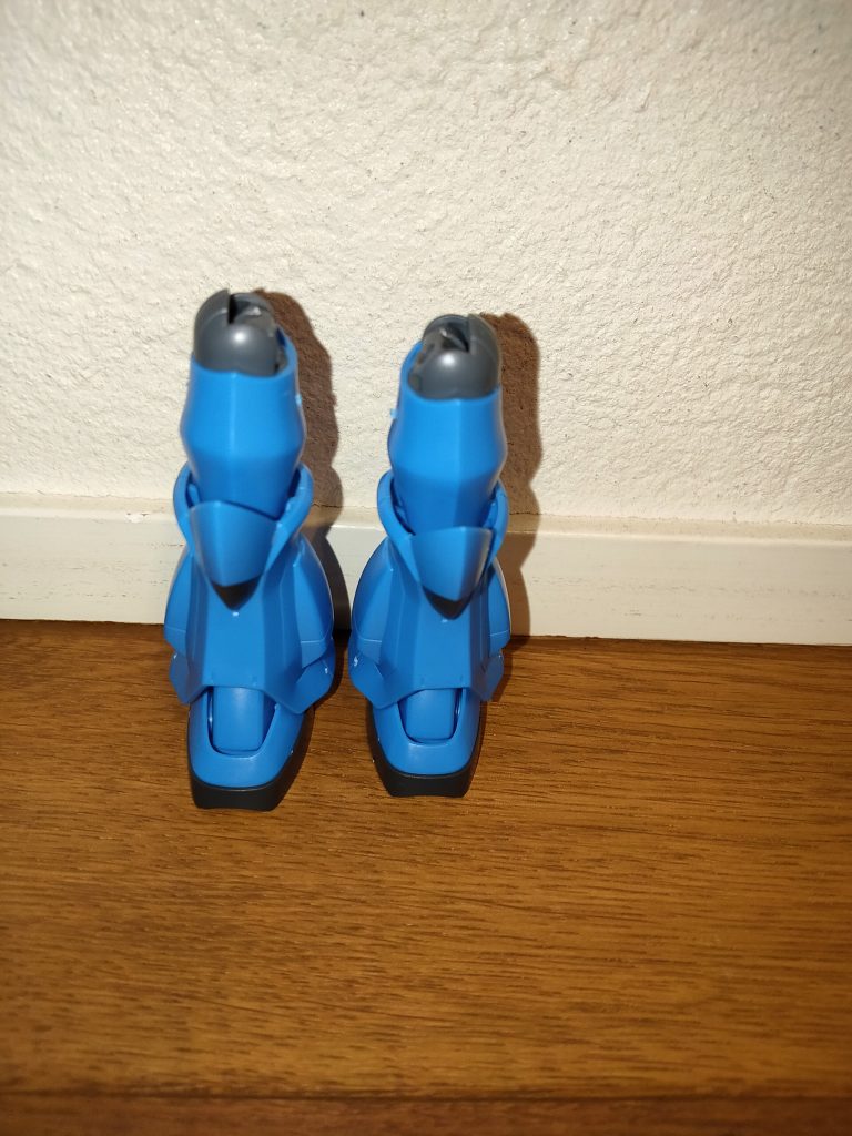 両足 素組み+塗装少しバリが残ってしまいました。