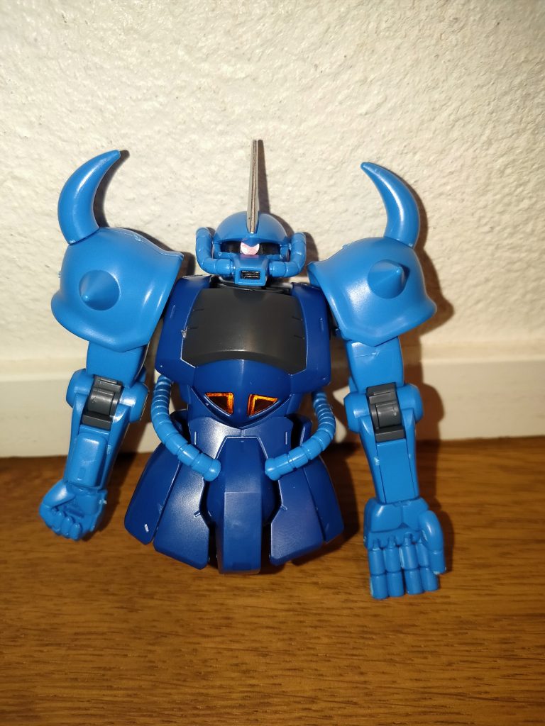 頭、胴体、腰 素組み+塗装バランスが悪いので両腕を付けています。誰が乗っているのだろう…