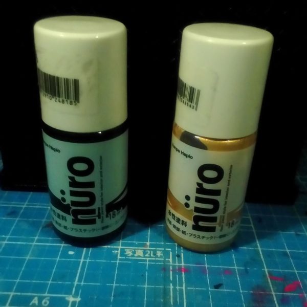 nuroを新しく2種類購入しました！　〈new!!〉小サイズ（18ml、マニキュア付き）の黒色（左側）と金色（右側）です。 皆さん金色と言えば、色合いが気になると思いますので……早速、色の比較テストを作ってみました。上から順番に……nuroのみ（上）、DAISOアクリル絵の具（中）、nuro＋DAISOの絵の具（下） 写真の解像度があまり良くなくてすみませんが、何か伝わるでしょうか？（ところで使い勝手のいいカメラアプリを知りませんか？　Android用です。） ……ん？　黒色の比較テストはないのか？ですか。多分、テストしなくても大丈夫だと思うので問題ないでしょう。隠蔽力はnuroですので強いとだけ記述しておきます。 今回の研究レポートはここまでになります。また何か発見があれば投稿します。（1枚目）
