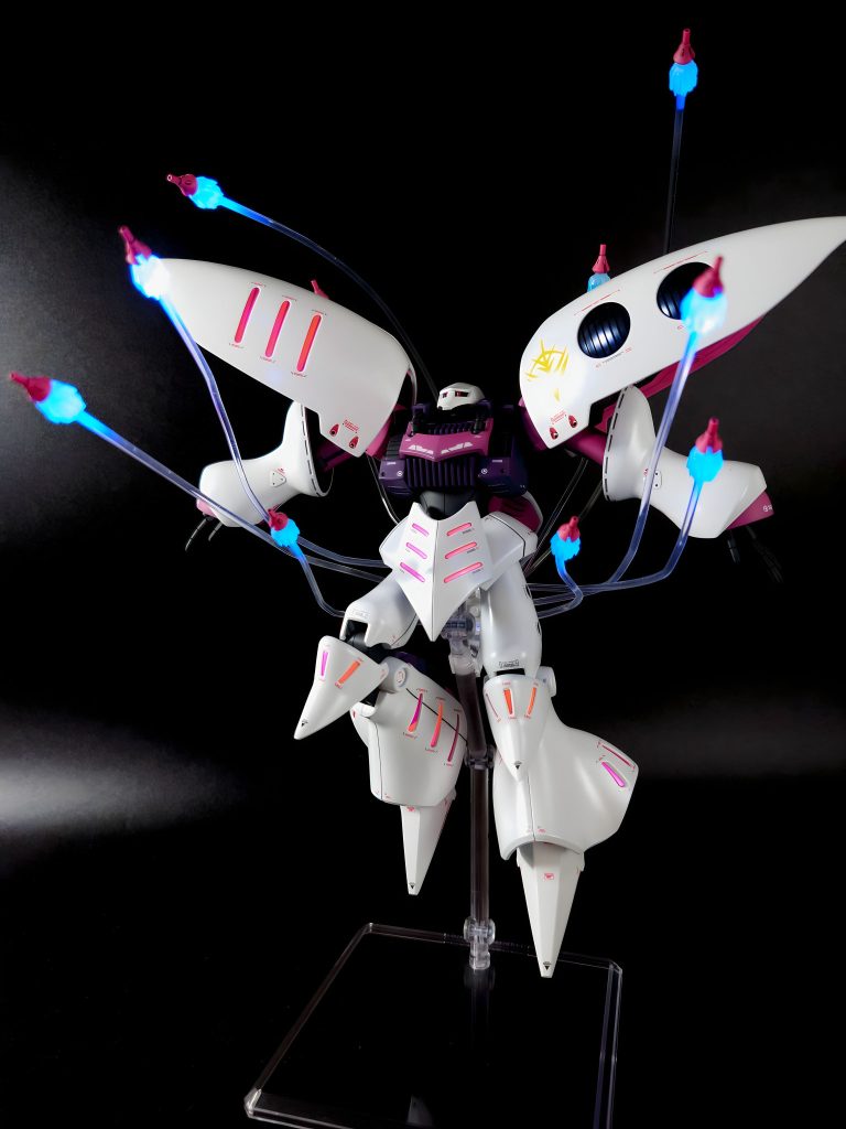 それでも頑張って膝を曲げるキュベレイ。なんといじらしいファンネルのエフェクトはプラ棒と3Dプリンターで出力したもので作ったかなり適当な物です。