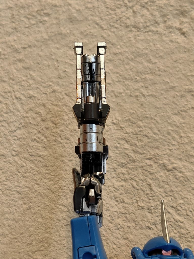 一応下側にはこの武器を立てるためのアームがあります。