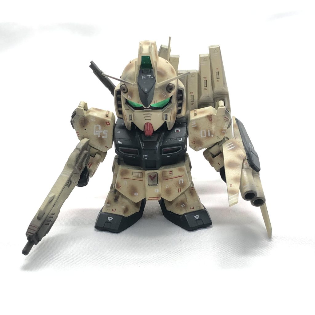 RX93νガンダムガンダムタイプとしては初のフルスペックなニュータイプ専用機でもあり、サイコミュや誘導兵器「フィン・ファンネル」が装備されている。コクピットのリニアシート後方にはサイコミュ受信パックが存在し、敵ニュータイプの脳波を増幅して受信する事で素早く対処する事が可能。