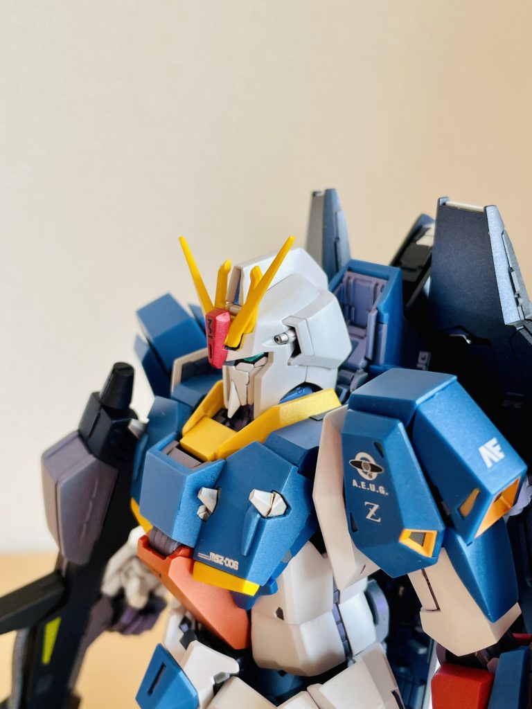 バストアップ。白は成型色に白パール+緑パール。もうちょい緑を強くすれば良かった。黄色と青は、それぞれクリスタルカラーのイエローとレッドをコーティング。