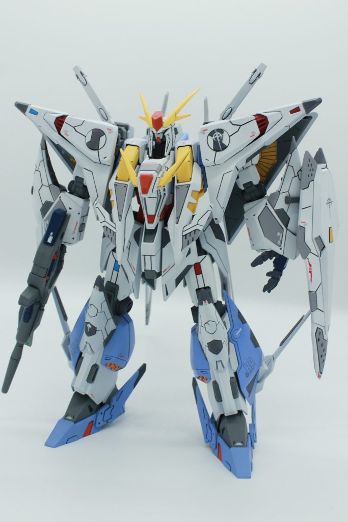 全体的にいい感じで情報量をプラスできたと思います  スミ入れはあえて太くはっきりとさせていますそちらの方がディテールをハッキリとさせることが出来ると思ったからです太ももの赤と青のワンポイントカラーはオシャレを意識しました笑肩の先っちょのワンポイントと色を合わせてます