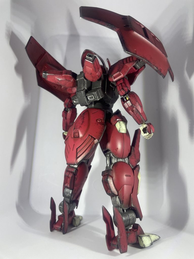 組んだことのある方はご存知かと思いますが、かなり動いてカッコいいポーズがバシバシ決まる機体なのに、撮影環境が狭すぎて素立ちしか撮影できませんでした笑