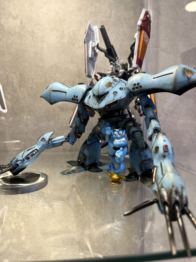 今回田舎まで出張したハイゴッグさん関東に無事破損なく一緒に帰り、今は友達がくれたジーニーのフィギュアとショーケースでのんびりしてます。プラモ全く興味ない友達も、家に来たらやたら褒めてくれるのでお気に入りです。普段はTwitterにおりますので、また見ていただけたら嬉しいです!ここまでご覧いただきありがとうございました!