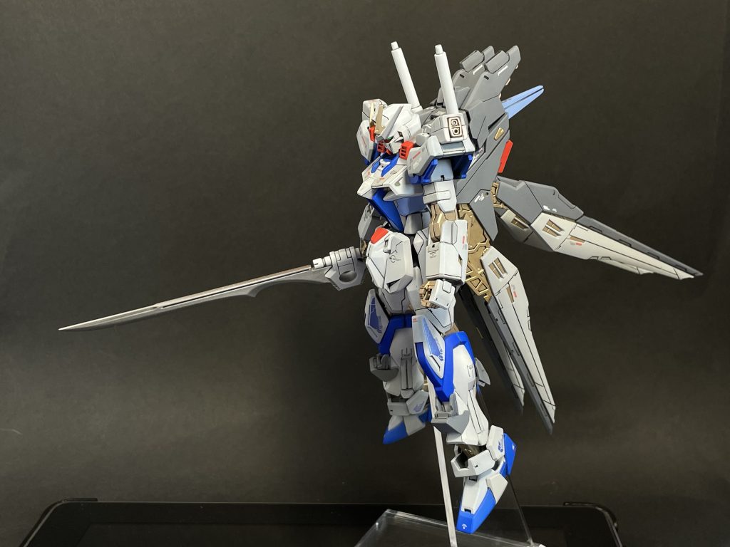 グランドスラム装備この大型刀はかなりカッコイイですね‼️装備については結構悩んだのですが、コレを装備させてみたところ、しっくりきたので即採用笑(なんでもかんでも)刃体は黒下地でシルバー吹いたんですけど、なかなか写真ではその出来栄えは表現できませんね…残念