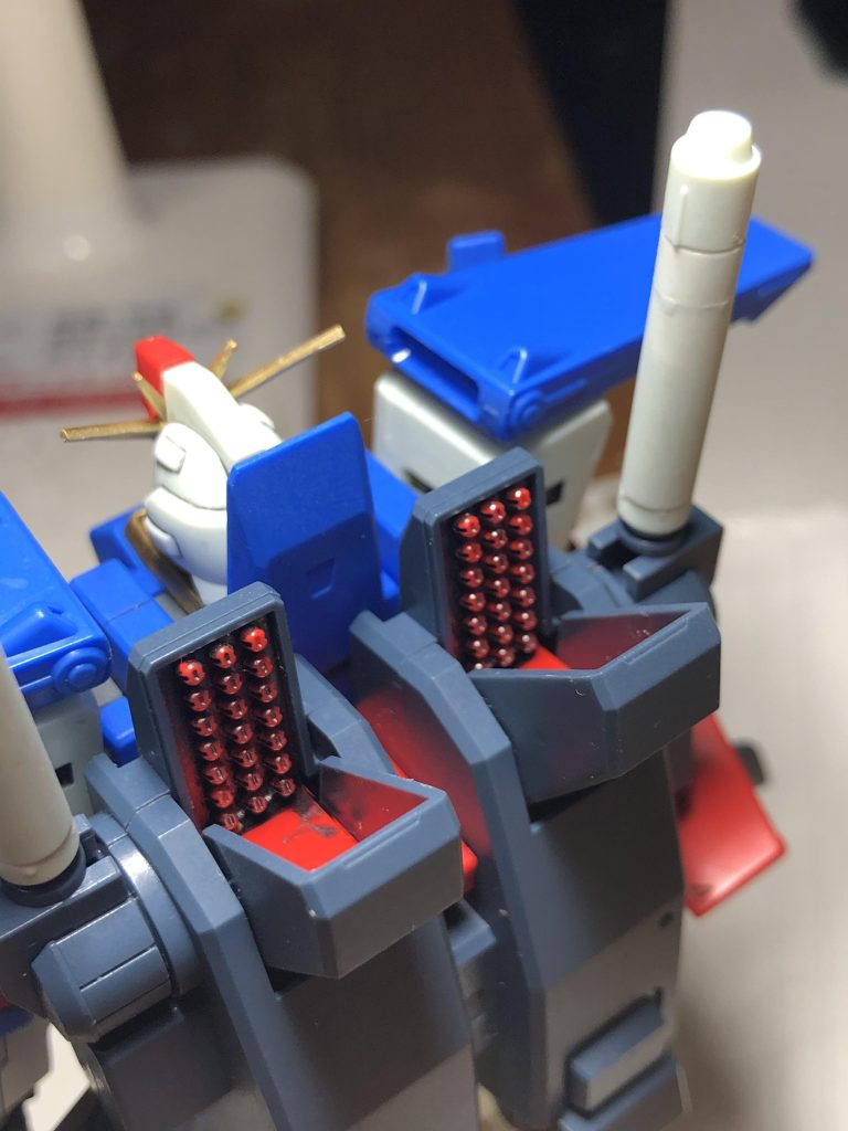 ミサイルポッドもスキマにガンメタを流し込みました。
