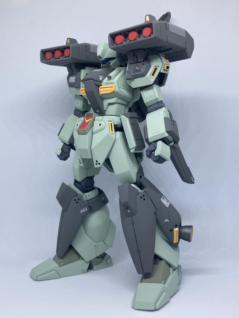 フロントビュー肩のミサイルポッドの迫力が凄いことになってます。こんなにデカいと、可動に支障をきたしそうなもんですが…そこはヤボってもんで、浪漫で片付けておきましょう。基本工作はジェガンD型と同じで、肩部装甲のネオジム磁石を用いた後ハメ加工も共通です。