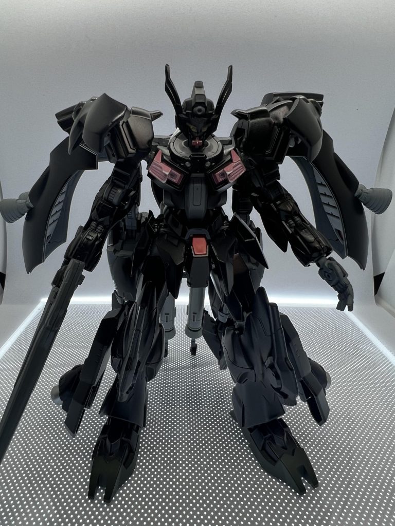 正面はこんな感じで胴体と顔は基本的にカバカーリーでそれ以外は端白星やフェイクニューガンダムなど諸々のジャンクパーツを使いました。テーマ的なのは「悪の組織が使うMS」を意識しました