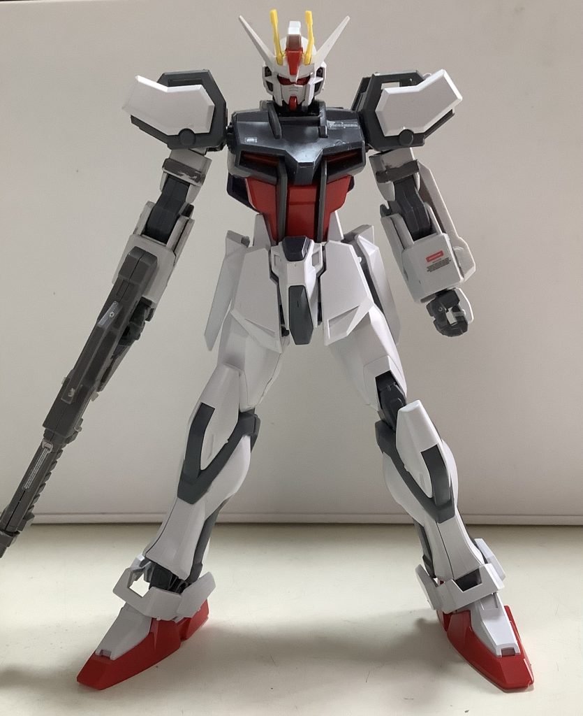 ストライク・パワードGAT-X105 ストライクの射撃能力と防御力のデータを使い、新たに開発されたストライクである。中距離から近距離での戦闘に特化しており、射撃で敵機を撃破していき、それでも接近してくる敵には近距離での戦闘で対応する。また、ステルス機能も付いている上、相手のステルスは無効化する装置を持っているため隠密行動にも優れている。右手に装備するライフルは固定装備であるが、一応取り外しは可能。通常のストライクとの違いはほとんど無く、変わったところと言えば固定武装のライフル、胴体のカラーぐらいである。