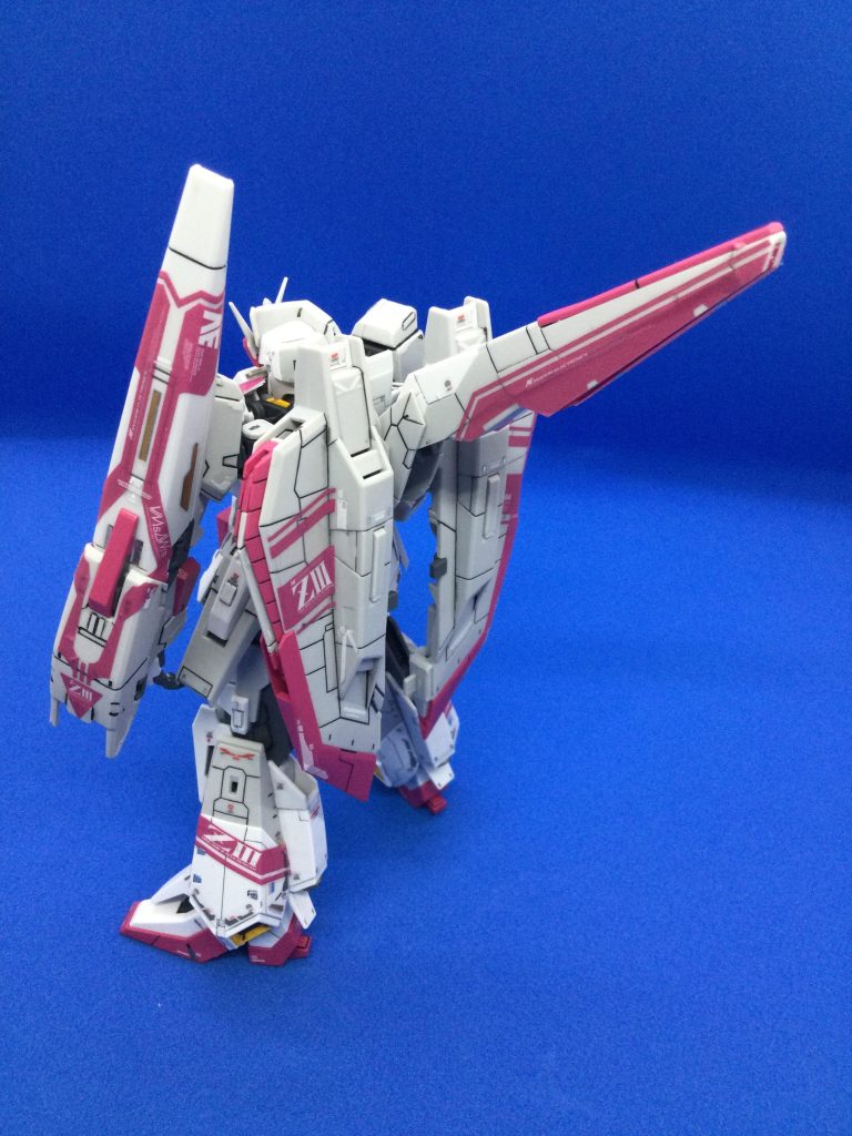 今回は、時間も無かった為、スミ入れ、バーニアのゴールド塗装&黄色の部分を「ガイア サンシャインイエロー」で塗って、仕上げに「クレオス 水性トップコートつや消し缶」を使用して仕上げました。