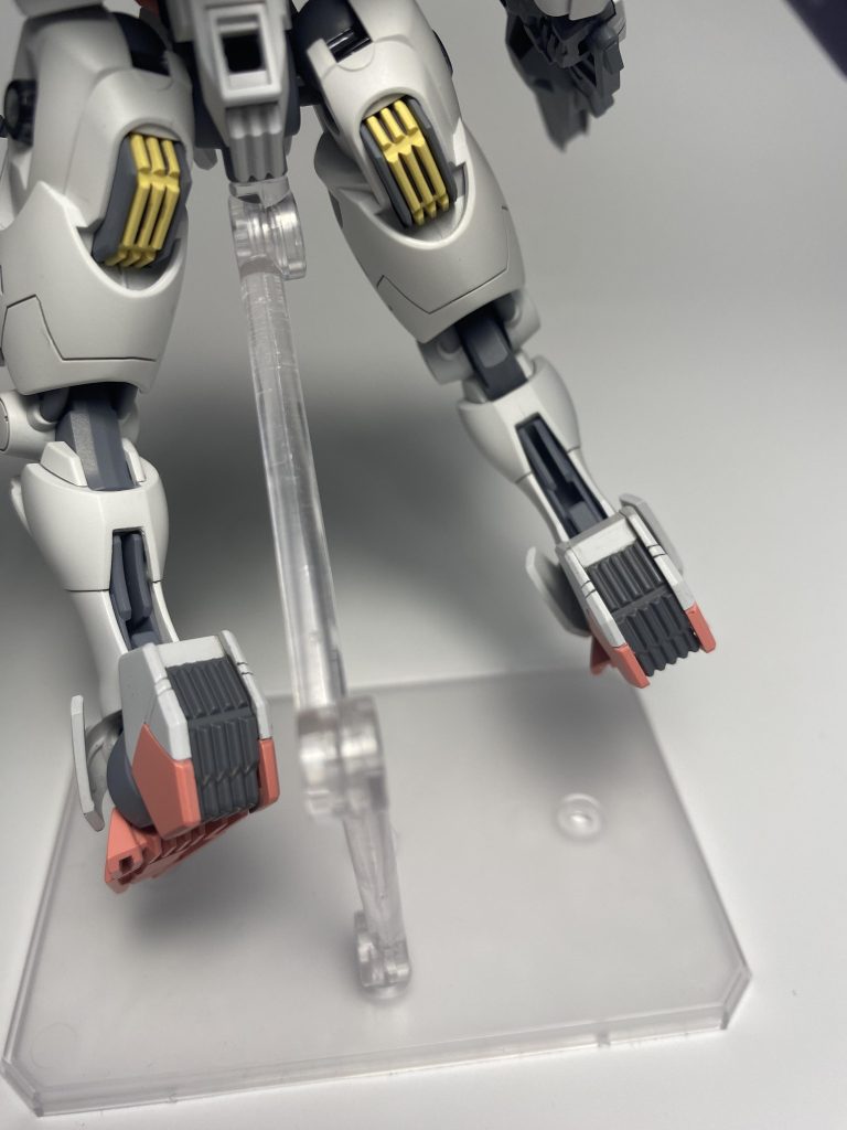 マスキング後エナメル塗料をエアブラシで塗装して、はみ出した部分を溶剤で拭き取りました。