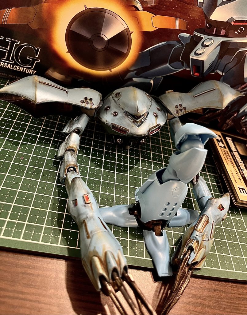 使用したものはリアルタッチマーカーのグレーとブラウンタミヤのウェザリングマスターE、黒いパステル細かいところにガンダムマーカーのシルバーです。このタミヤのウェザリングマスターEは神です。ハイライトの色が絶妙、、!!高発色だし、他の色も集めたい!絵を描くことが好きなので、その感覚で塗っていきました。特別な技術はありません、こんな感じかなー?とけっこう気楽にやってます😇