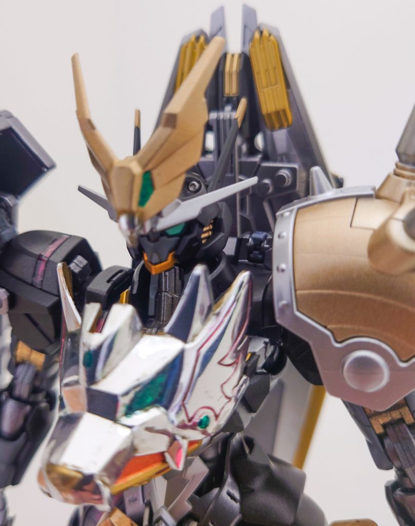 フェイス。武者っぽくするためにSD頑駄無からパーツを鳥飾りのパーツを流用しております。あと、胸当ての装飾もSD頑駄無からの流用です。