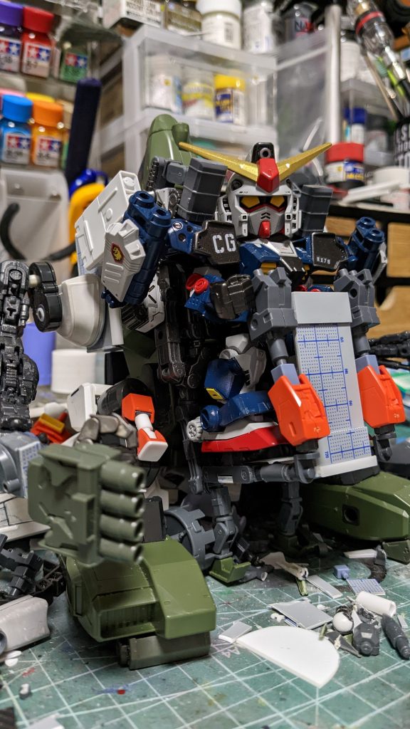 最初はジャンクでパワーローダーっぽいガンアーマーを作るだけのつもりでしたがネットで画像を調べて再現していく過程で終わらぬ旅が始まってしまうのであった。因みに脚の黒い部分は浪人ギロロロボのパーツです。