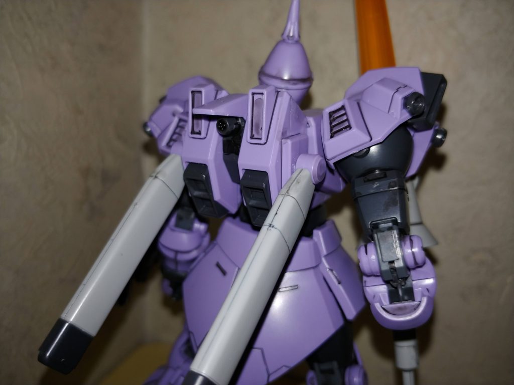 ザクには無いスマートさ。詳しくないのですが、ジオンのMSで動力パイプレスはこの機体からではないですか？ 