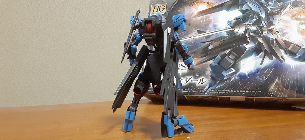 後ろ姿もめちゃ良き、あまりにカッコいいので腰の延長とかいつもオルフェンズキットでやってる改造するの忘れてましたwww 合わせ目消しも忘れてるしwww バックパックのバインダーが干渉するから後で改修しよかなと