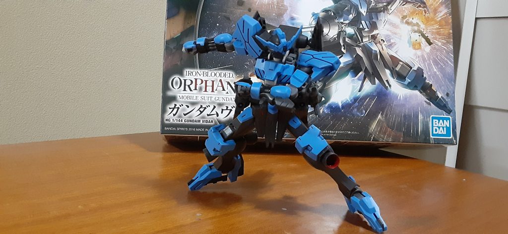 稼働範囲が凄いのでサーベル抜刀ポーズも決まる