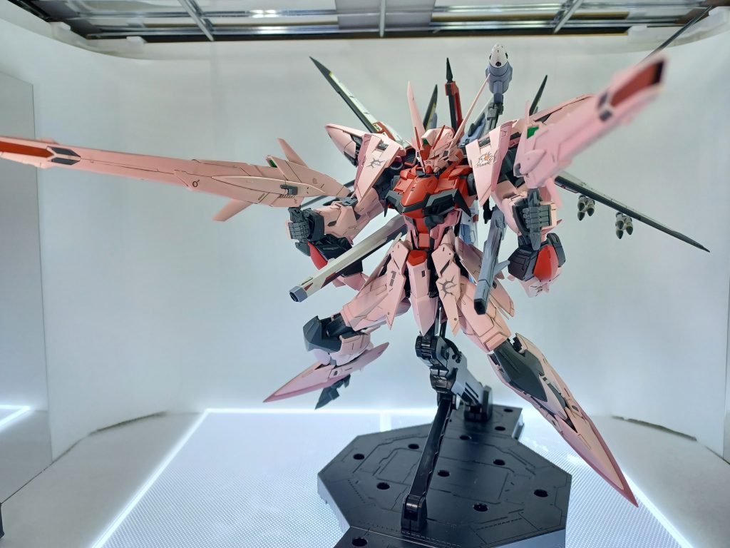 SEED系と言えばやっぱりフルバースト!!このポージングをさせた時、やっぱりオオトリを選んだのは間違いじゃなかった!!と感じた瞬間でした(笑)