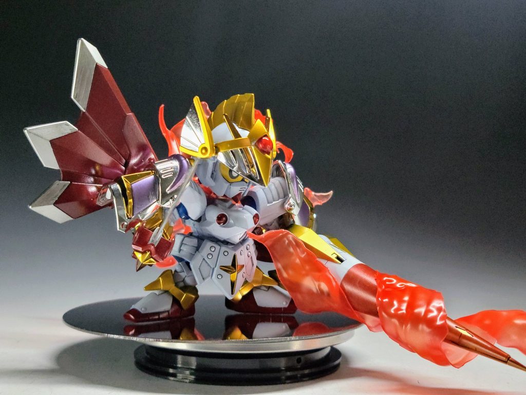 ランスを纏う炎はペットボトルを切り出し、炎の力を宿したマントは透明プラ板から作りました。元キットのメッキを活かして塗装。カラーパターンは新しいカードダスのシリーズで龍装覚醒版というのがあるのですが、そこからパープルにしました。