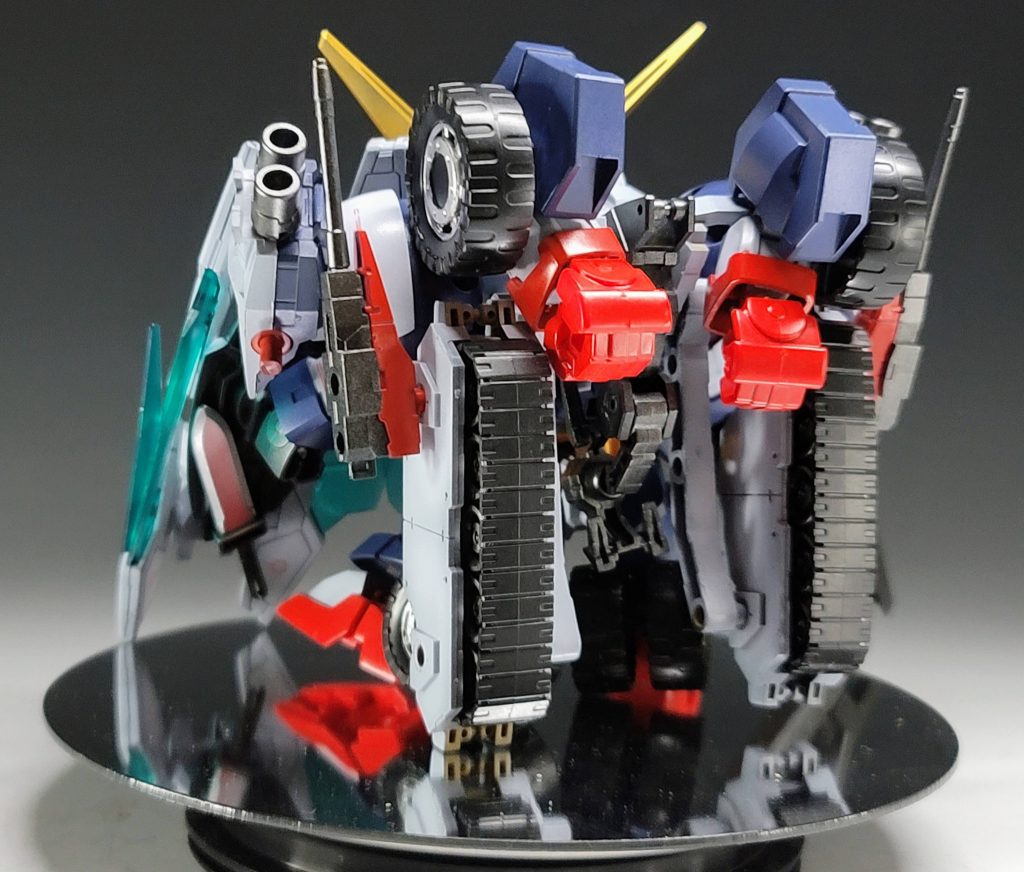 背面はこんな感じです。スパローの肩にタイヤとモードタイタス用の腕をつけてます。