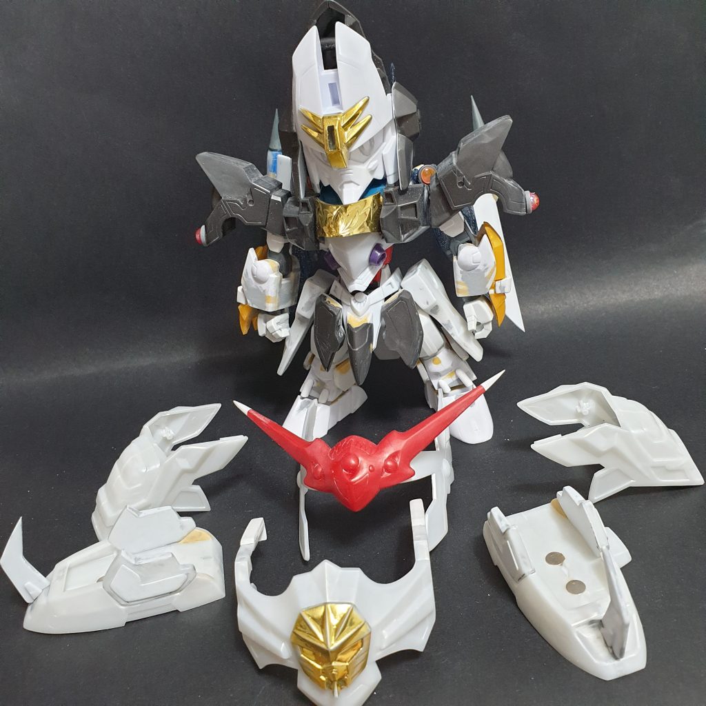 腰と腕はEGの関節を使用し、鎧は磁石で着脱できます。