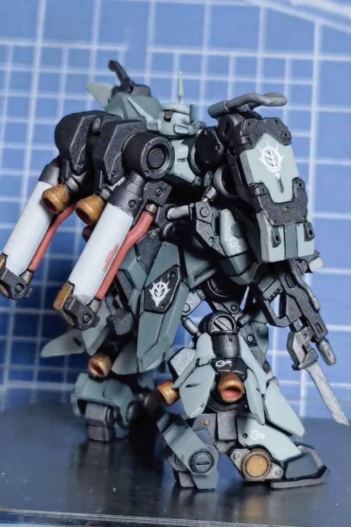 加工は全体的に会わせ目消し、つぶれているディテールを市販パーツで手直ししているぐらいです。塗装は、ガンメタのラッカーサフ後、装甲部分をシタデルで筆塗りしてます。