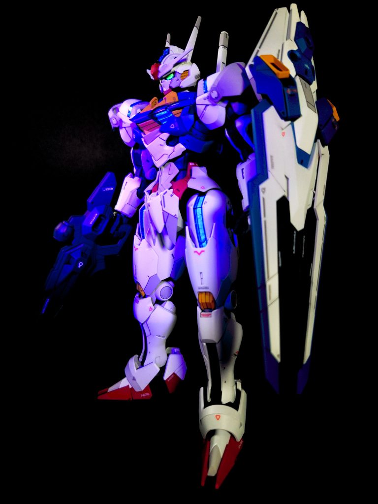 各部シェルユニットとツインアイ、センサー部分は蛍光塗料を使っているのでUVライトを当てると光ります。