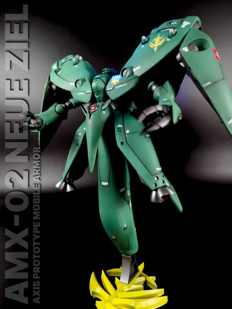 設定よりもやや暗めのグリーンにしてみました。ビグザム寄り?各所のスタスターや粒子砲部分にはメタルパーツ埋め込み。モノアイはスリットを削って広げてHアイズのちっこいやつを貼り付けてます。(←老眼には一番キツい作業)ちなみに台座は自作しております。