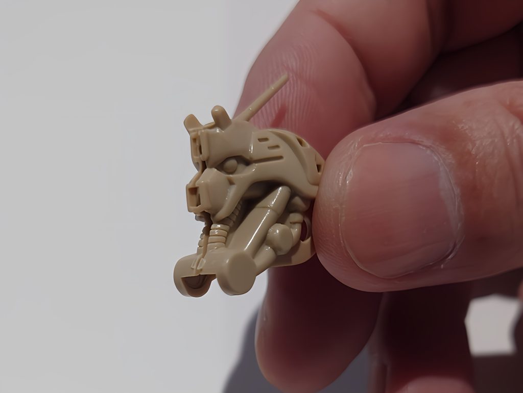 この顔…たったの２パーツ😆作業途中の画像はありませんが、目元は全てくり抜き、首周りもほぼ一旦スッカスカにしてなんとか見た目を良くしてます。実はモノアイはポールジョイントで可動可能になっているのですが、嫌な予感しかしないので一度も触ってません😅