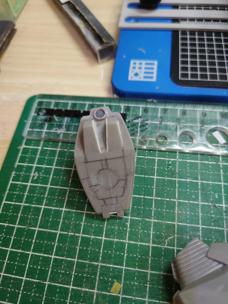 足の裏はツルツルだったため、バーニアパーツを埋め込み。