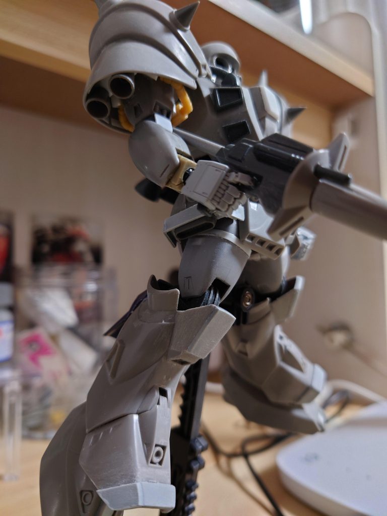 下から覗き込むと隙間ができるため、肩アーマー裏にもバーニアとハイザックで余ったパイプを追加。ハンドパーツは付属のものは指が短すぎるため、ビルダーズパーツに変更。