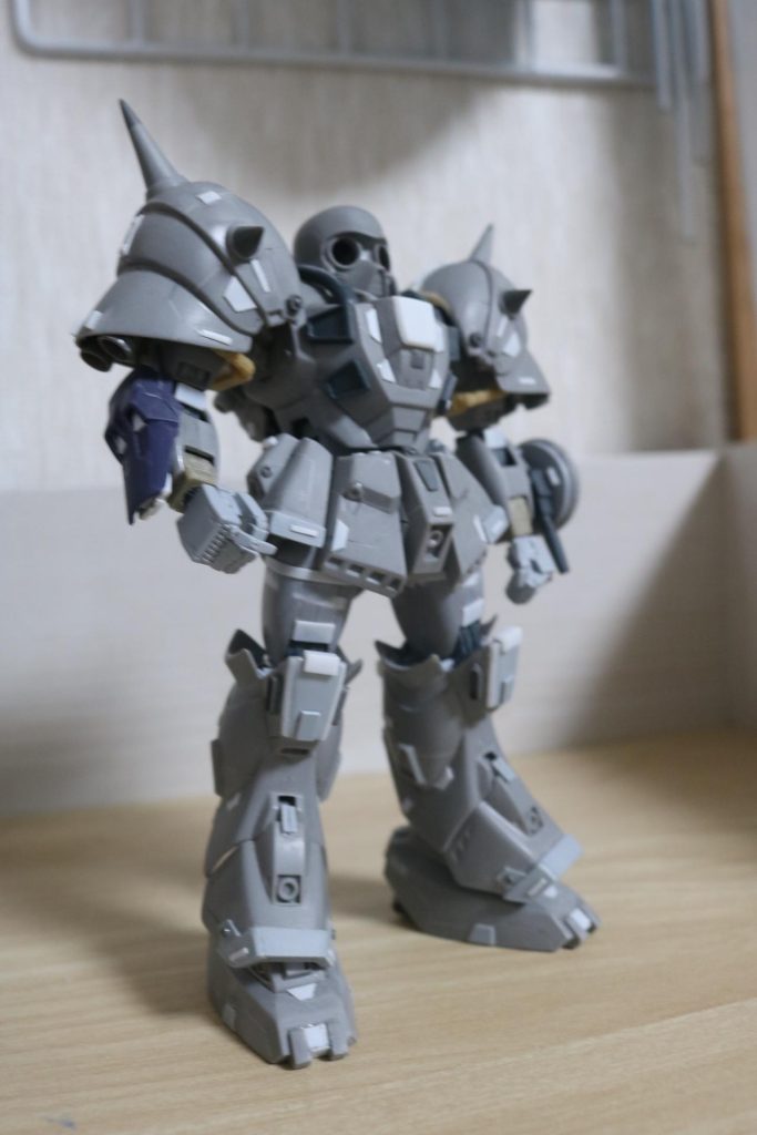 旧キットですが、元々の出来は非常にいいキットです。プロポーションの改修は太ももの延長と両肩を内側へ寄せるための切り欠きのみです。その他はディティール甘いところを市販のパーツに交換。余白部分を余剰パーツや市販のパーツ、プラ板等でディティール追加。スジボリの追加。基本塗装はラッカー系で行い、アクリル系、エナメル系で部分塗装。表面をウォッシングしています。