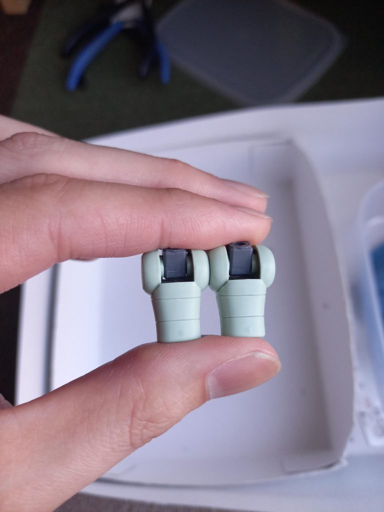 前腕の合わせ目が気になったので、合わせ目をムニュとして、ラインを彫り直ししました😃