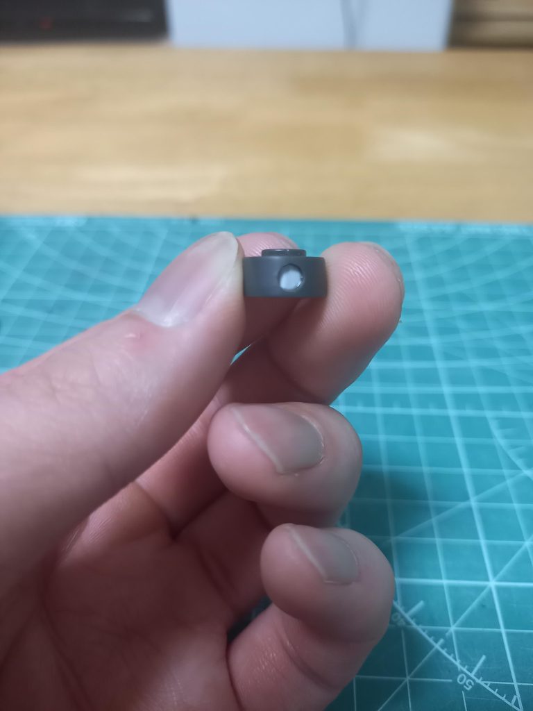 モノアイは穴を開けて、後ろからプラ板を貼っています。その上からHアイズを付けて立体感を出しました✨