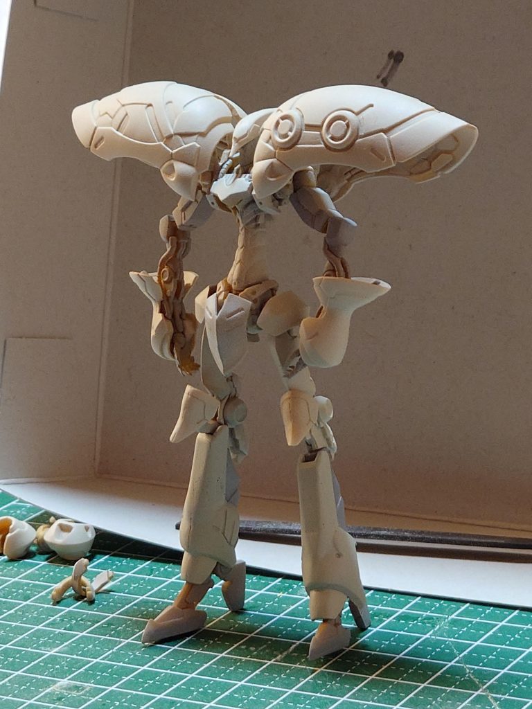 プロポーションのバランスは決まりましたが、足が気になって結局スクラッチすることに。