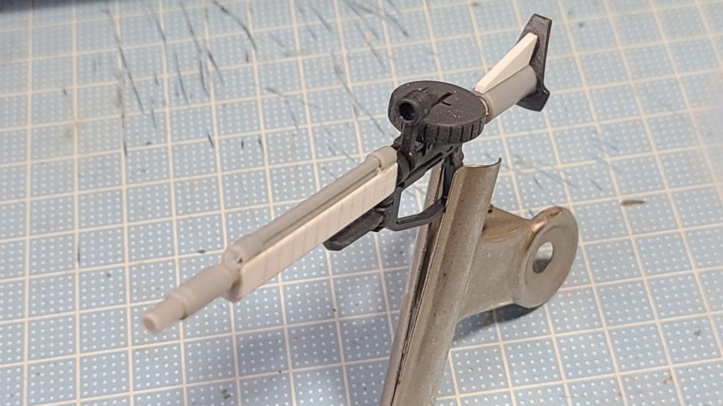 こんな感じでお手軽製作しました。プラ板やプラパイプをそれっぽく組み合わせました。実は今回の最終決戦仕様、本体だけならすぐにでも作れる状況だったのですが、マシンガンやドズルホーク（大型ヒートホークの事ね）を作る必要があり面倒臭く・・いえ自分のスキルでは難しかったもので・・・