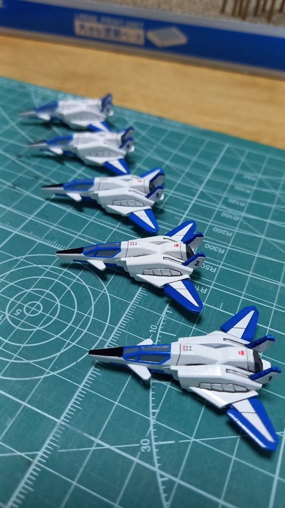 ナンバーを貼ると、それっぽくなって…ついつい並べてみたくなりました😳