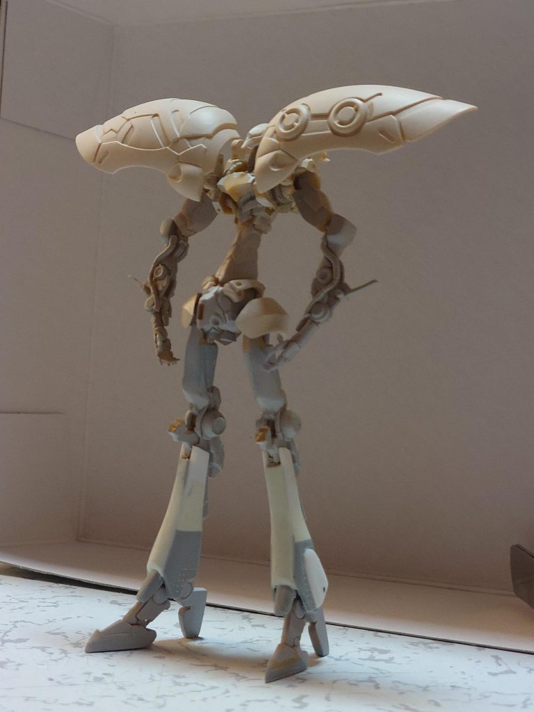 上の写真から足をスクラッチして、さらに胸を幅詰めしています。